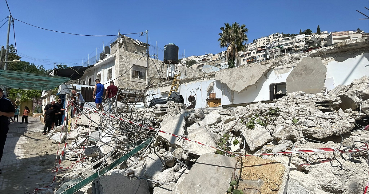 الاحتلال يجبر المواطن ناصر ابو رميلة على هدم منزله في الطور